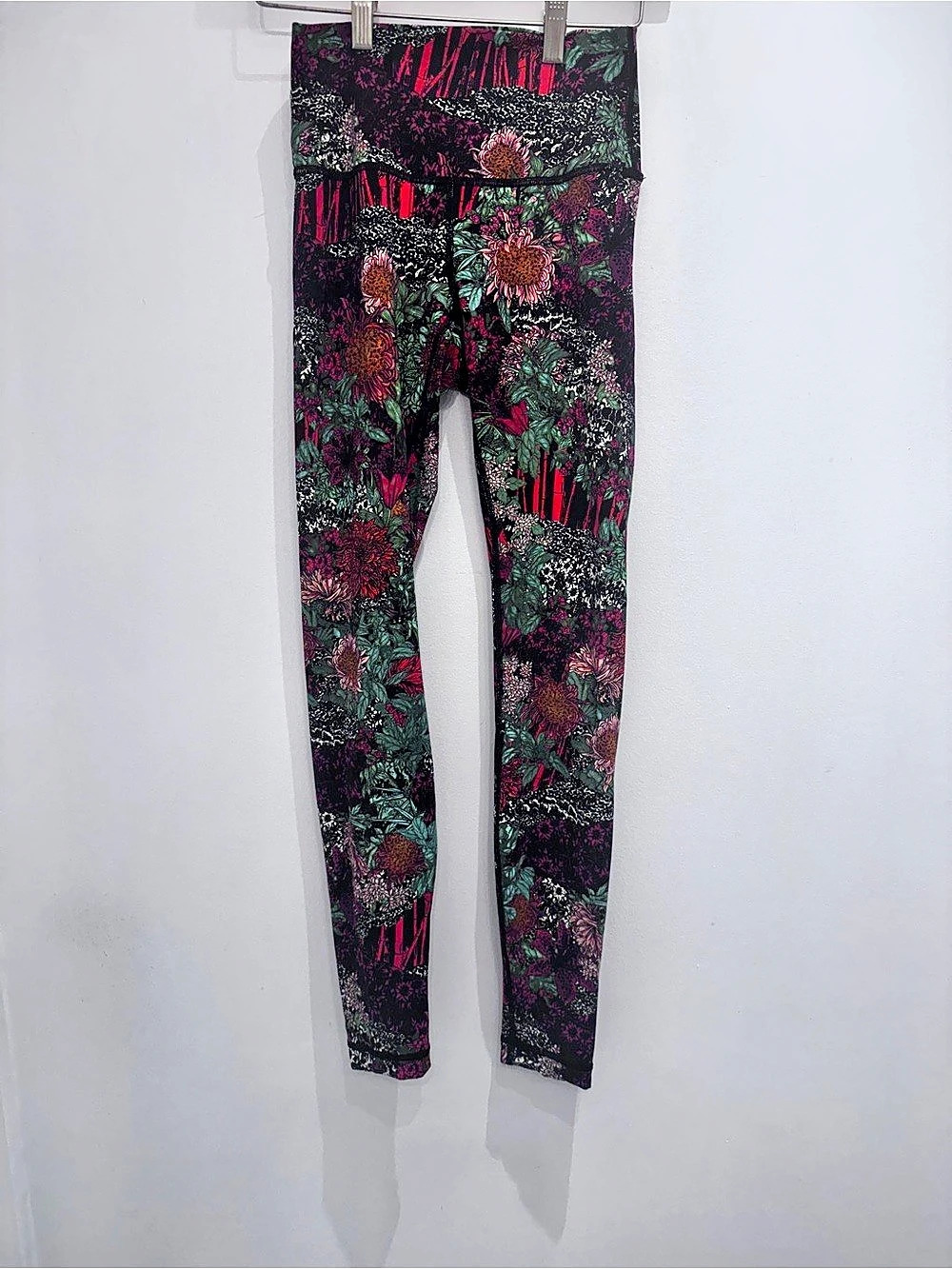Lululemon Wunder Under Hi-Rise Tight 28"
Zen Garden size 4